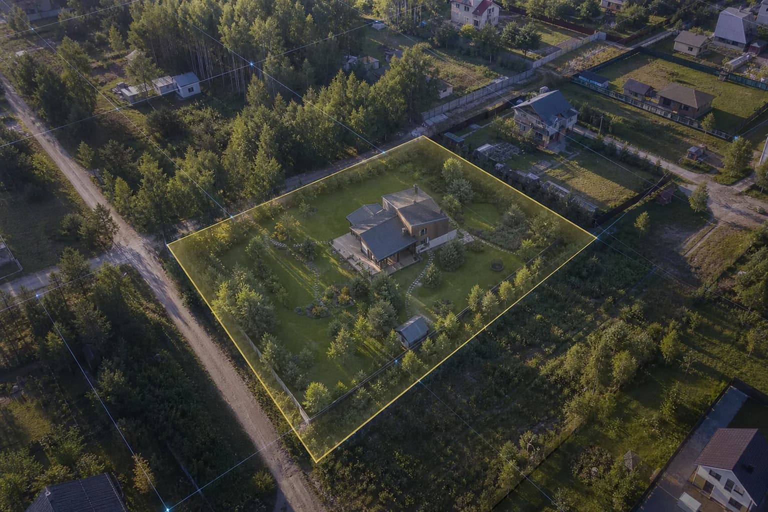 Земельный участок на спутниковой карте с аккуратно нанесённым кадастровым контуром